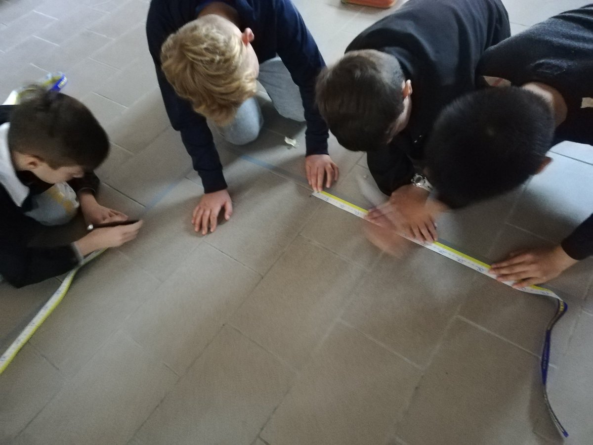 gennyzu1's tweet image. Preparando la griglia per #codyroby matematica e geometria per giocare
#CodeWeek2018 continua
QuintaC #primariadonmilani