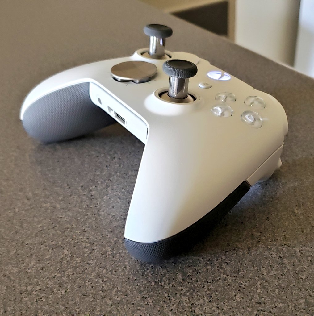 GentleOnJames's tweet photo. This is the best #Controller ever, and the most #Beautiful. ๐๐ญ #Xbox #EliteController #WhiteEliteController @Xbox @Microsoft https://t.co/dbLzVSSBVI