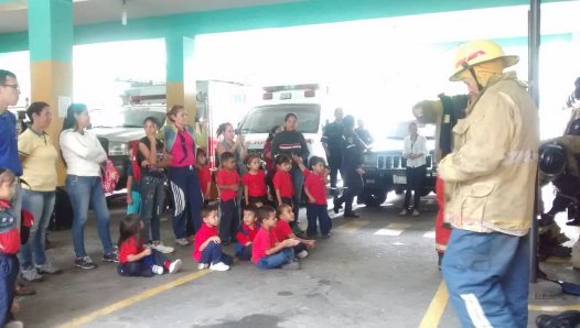 Este lunes, niños y niñas de la Escuela Monseñor Carrillo visitaron la sede central del Cuerpo de @bomberostru y recibieron inducción sobre actividades bomberiles.

#BomberosSiempreContigo