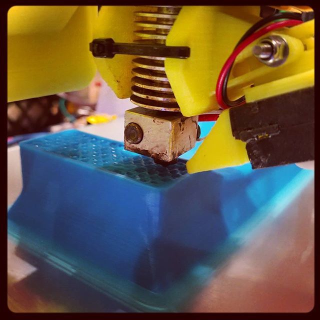 GarageDays3D's tweet photo. 🇬🇧 3d printing with blue HIPS
🇪🇸 impresión 3d con HIPS azul

#3Dprint #impresion3D #fdm #hips #blue #azul #p3steel #3Dprinted #impresoen3d #fff #e3d #garagedays3d https://t.co/6kRKa1l0zC https://t.co/NS6u52q0LG