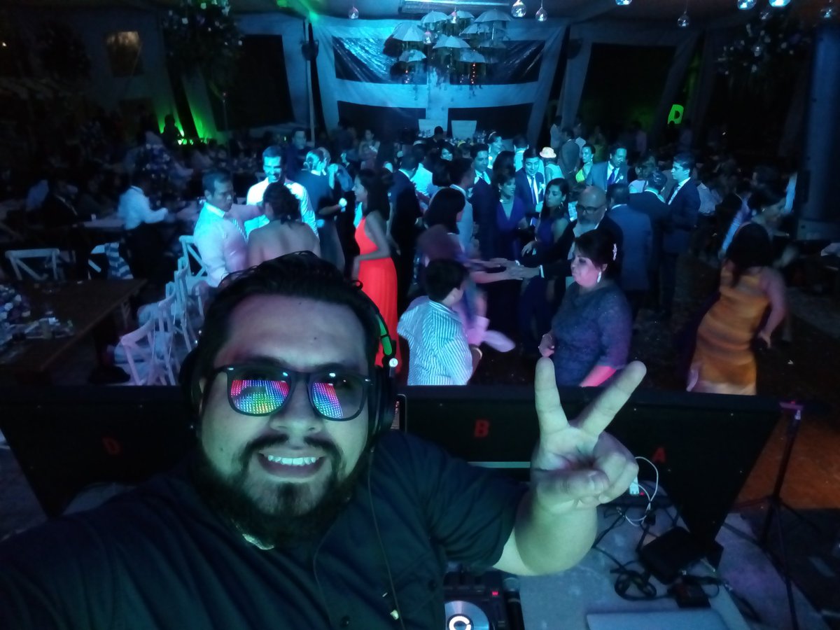 victormillandj's tweet photo. Boda cuerna.
#victormillandj #crossoverdj #pioneersx2 #audiotechnicaM50x
#virtualdj #macbookprodj https://t.co/49nN3eMD4g