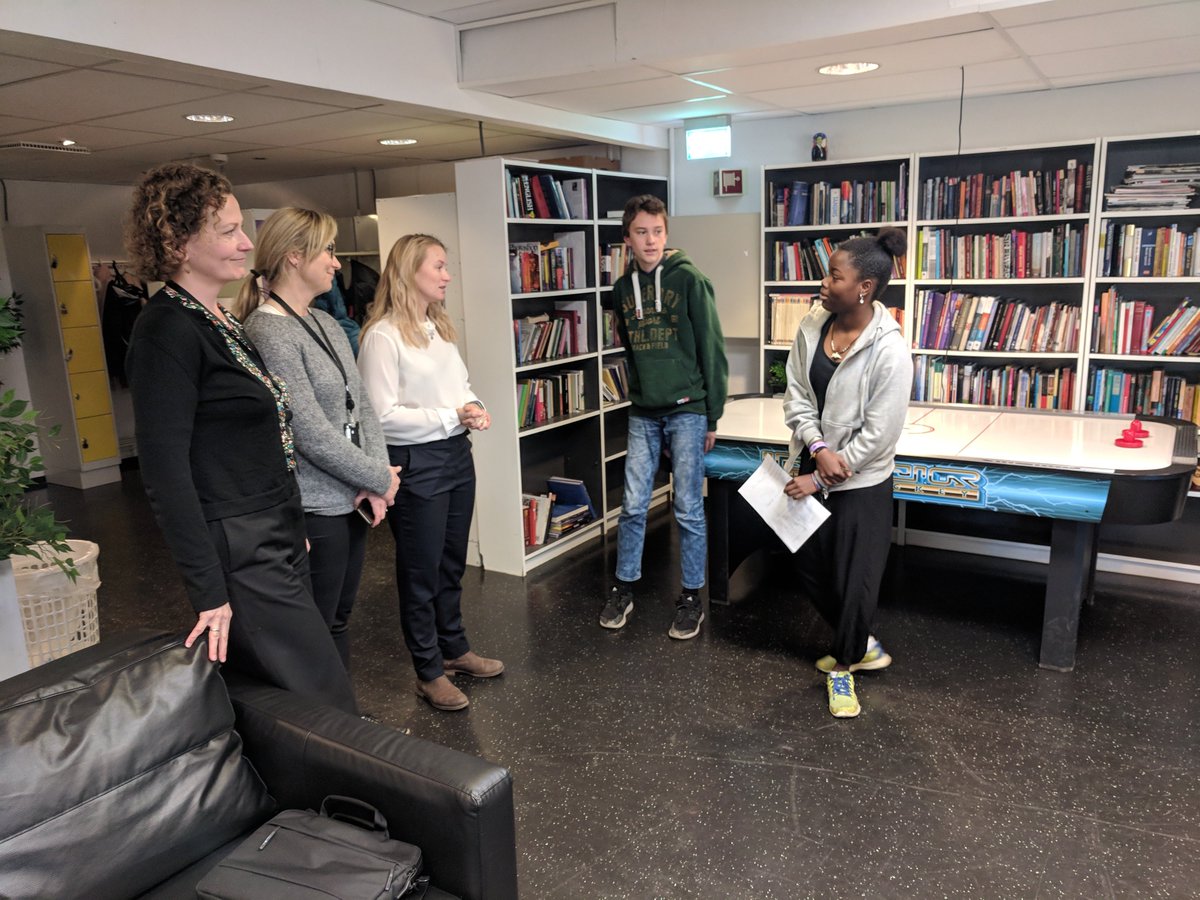 Vi hadde veldig hyggelig besøk fra <a href="/Kunnskapsdep/">Kunnskapsdepartement</a> i dag. To av våre elever viste dem rundt og ga et elevsyn på skolen. Deretter diskusjon om spesialundervisning, fravær og inkluderende opplæring.