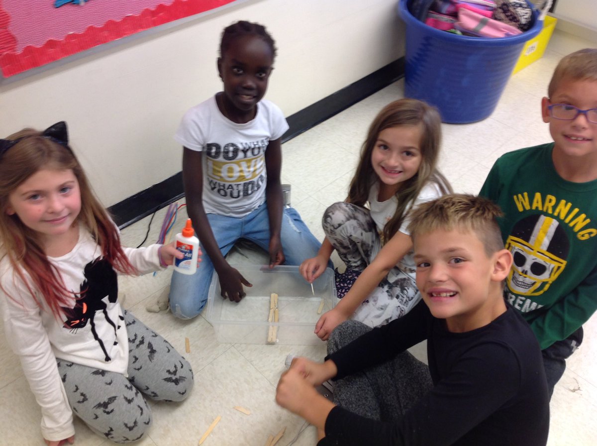 msnoelpes2's tweet photo. Second graders designed, built, and tested a model dam to stop the flow of water. #stem #engineersatwork https://t.co/10wiQ6H3kb