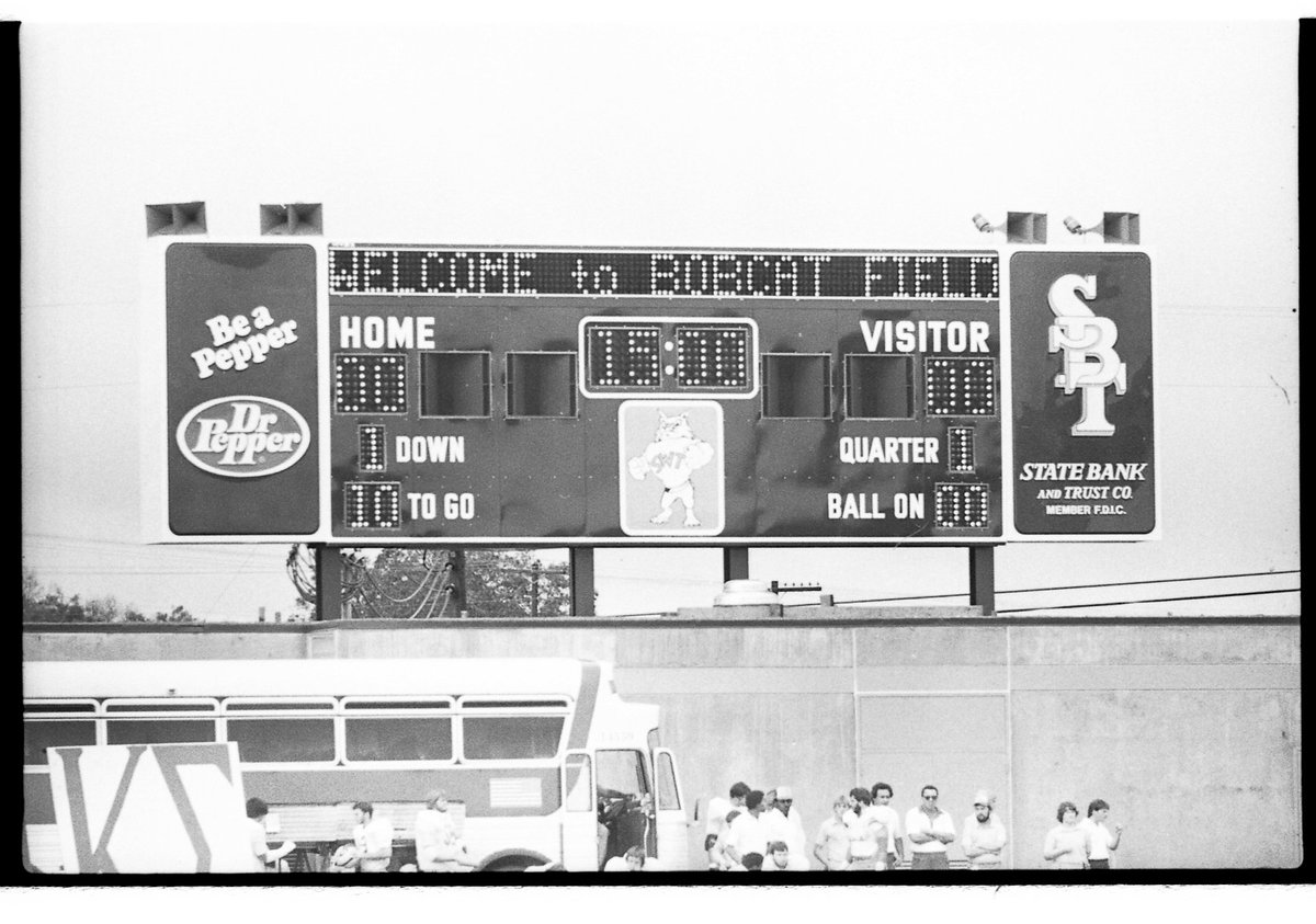 UnivArchives's tweet photo. The #txst Bobcat Stadium scoreboard as it appeared in October 1981.
#txstUnivHistorty from the negative collection. #txsthc
@TxStateBobcats https://t.co/j1ItM5NgVd