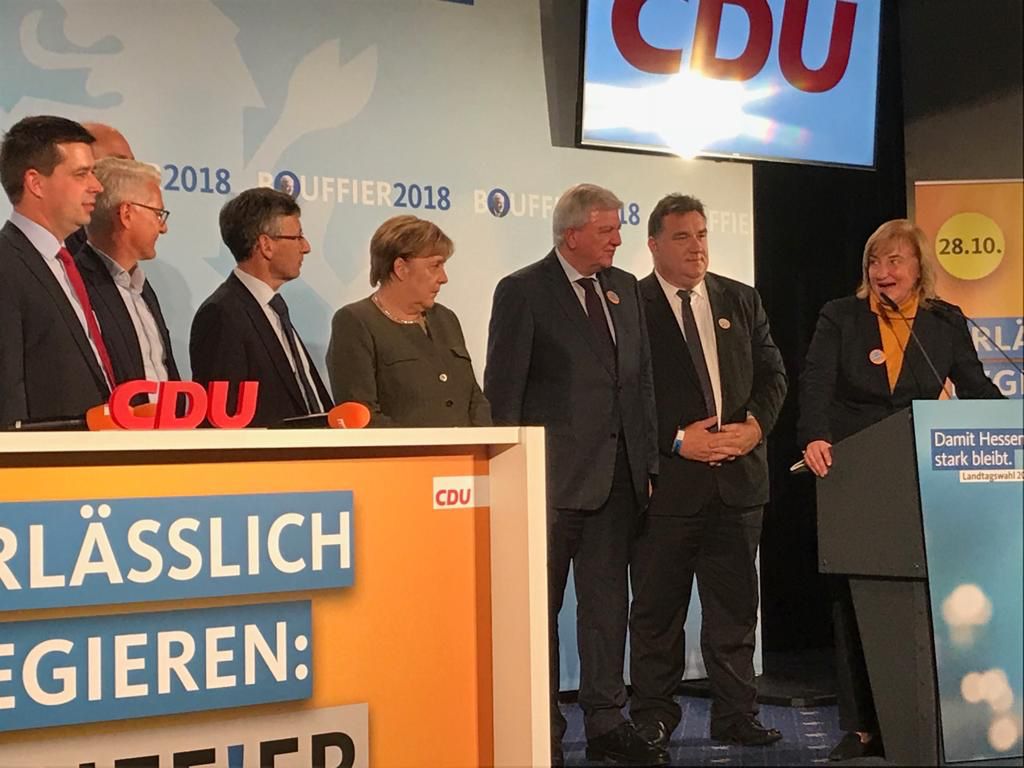 Angela #Merkel und Volker #Bouffier in Kassel. Die #Kanzlerin unterstützt den #MP kurz vor der Landtagswahl auch in der nordhessischen Metropole. Aus dem #Zonenrand wurde die #Boomregion. Das darf nicht aufs Spiel gesetzt werden. #JetztgehtesumHessen