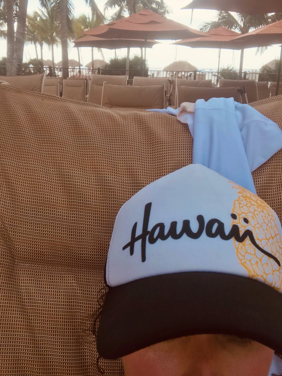 jackienw's tweet photo. I forgot to turn my out of office on...so you’ll have to wait for a reply.  🤷🏻‍♀️. #notinhawaii https://t.co/9YkHqXFD4Y