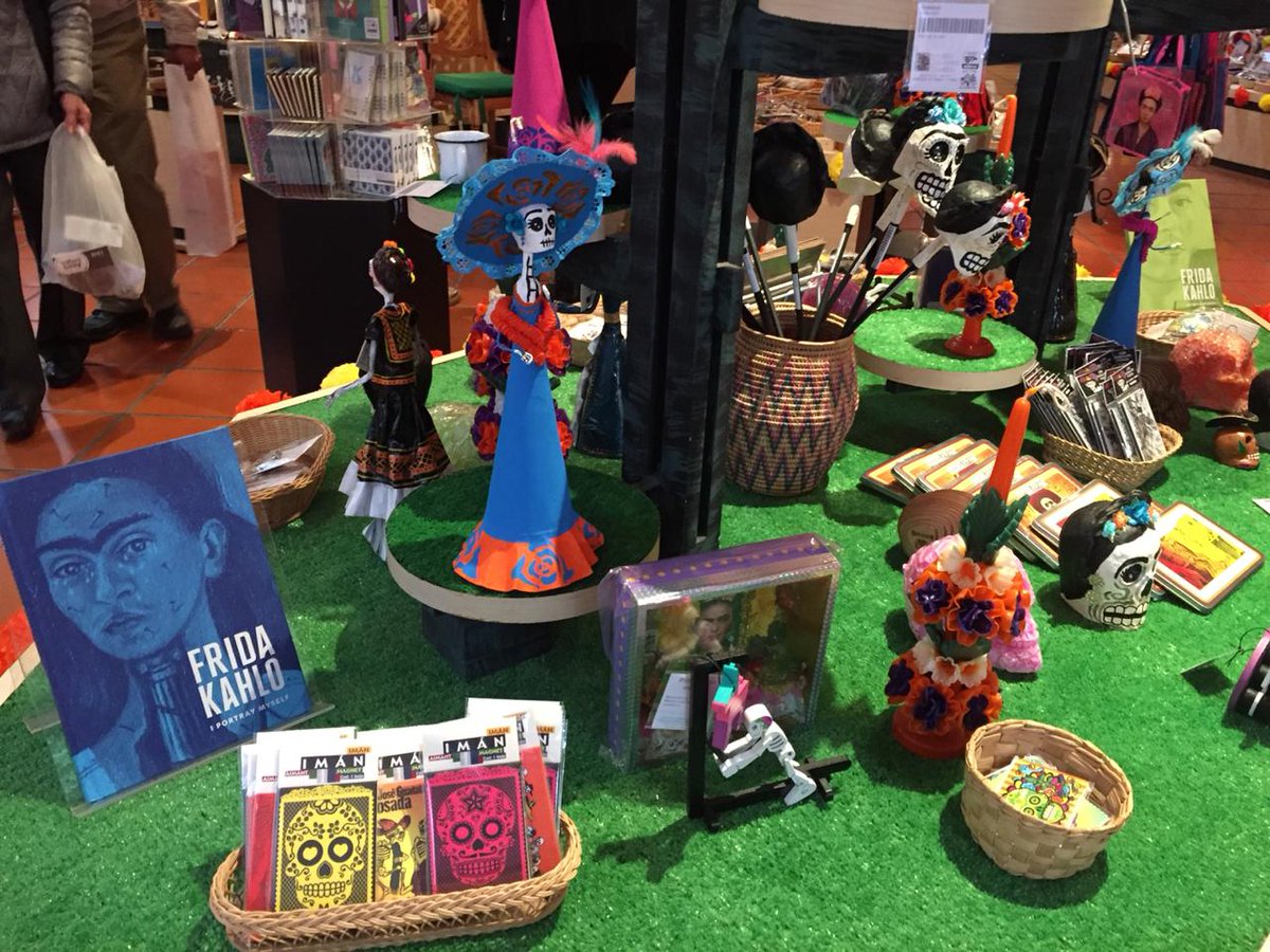 ed_elviso's tweet photo. Este #DiaDeMuertos visita la impresionante ofrenda en el @elolmedo_mx ¡No dejes de visitar la tienda del museo donde podrás encontrar el catálogo de la exposición de #FridaKahlo 
#MuseoDoloresOlmedo #Ofrendas https://t.co/mcRuV2hoq5