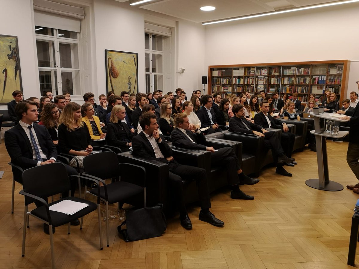 SAISEuropeBlog's tweet photo. @Erik_Jones_SAIS lectures a full house at the #UnitedNations Youth and Student Association of Austria on 'Europe: The Once Future Union' @SAISEuropeBlog #Vienna @SAISAdmissions https://t.co/U6ObBIgZ1n