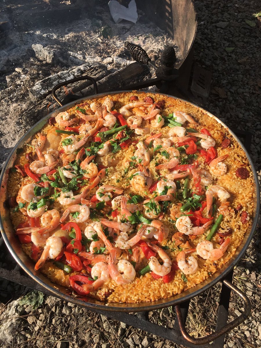 lusco3's tweet photo. #paella cooked in the wild this weekend.  Perfection. https://t.co/73siaN3PDZ