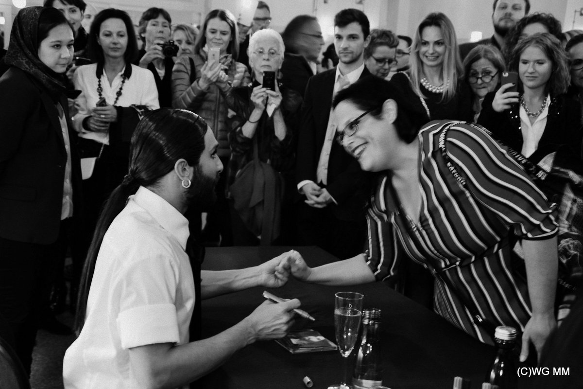 ♥AFTER the concert #FromViennawithLove with the <a href="/viennasymphony/">Wiener Symphoniker</a> orchester, <a href="/Wien24/">W24</a> #peterschreiber interviewed the overwhelmed <a href="/ConchitaWurst/">Conchita Wurst</a> ♥And then  Conchita took her time + signed her masterpiece #fvwl for the fans ♥♥ #conchita #conchitawurst  #album #love #respect ♥