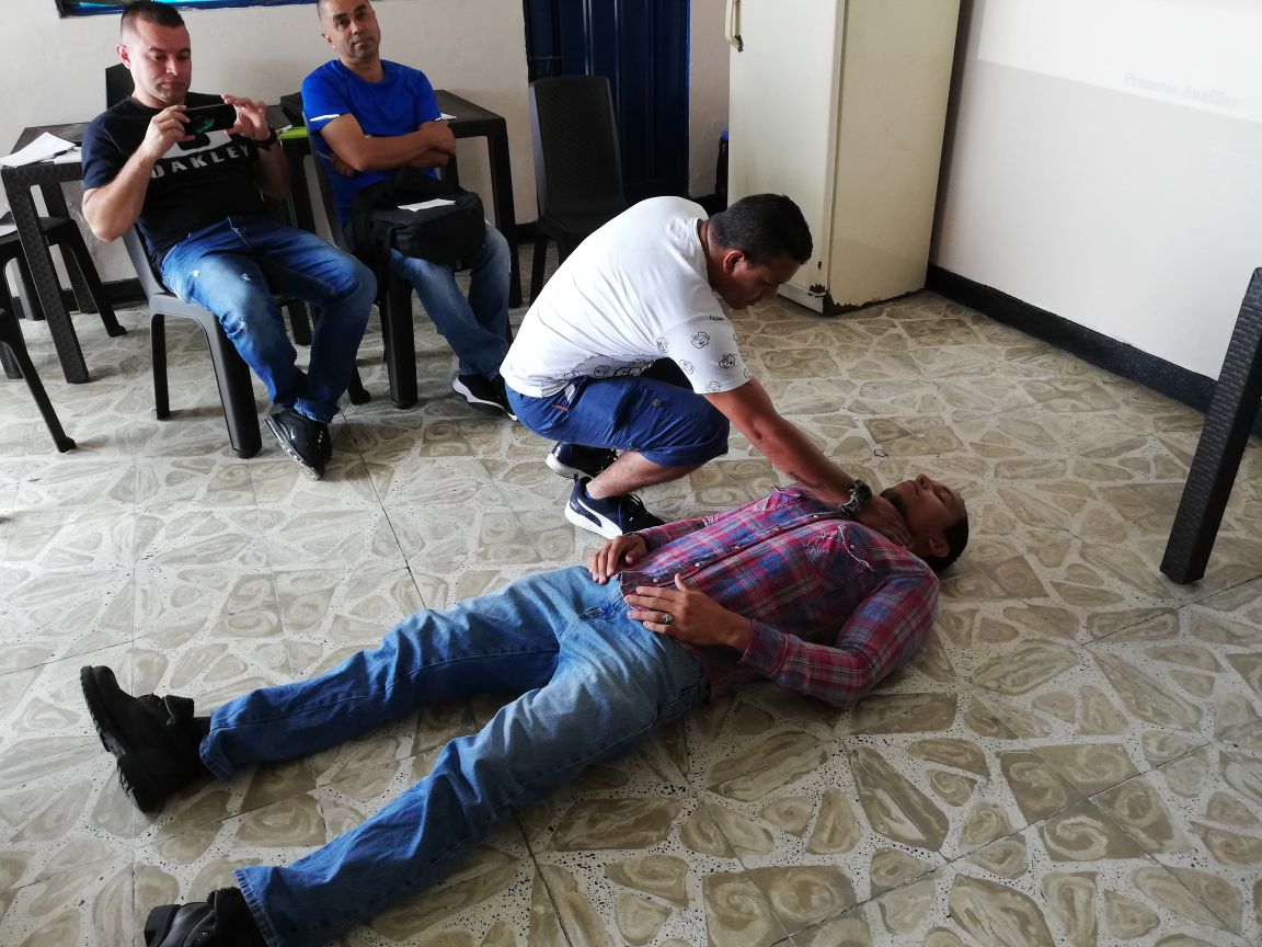 coop_fernando's tweet photo. Brigada de Emergencia #Administración #EDS #TerminalPimpollo #Intercambiador "Capacitación y entrenamiento - Primer respondiente, manejo de extintores y control al fuego" #TrabajoEnEquipo #Cooperación #Capacitación #AyudaMutua #Cooperativa #SGSST #BrigadaDeEmergencia https://t.co/P4e4xeDdwa