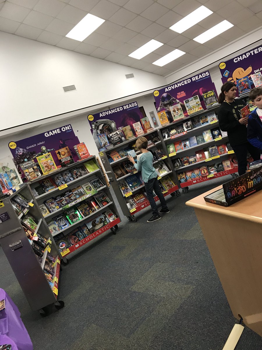 KyleES_library's tweet photo. It’s BOOK FAIR time!! 
Come see us! 
7:15-7:30/8:10-4
#keslibrary #bookfairisthebest https://t.co/ybnHXTMg1Y