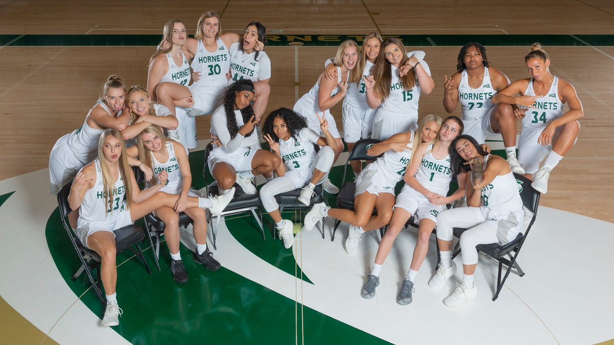 Ladies and gentlemen, your 2018-19 Sacramento State women's basketball team! #StingersUp #Team54