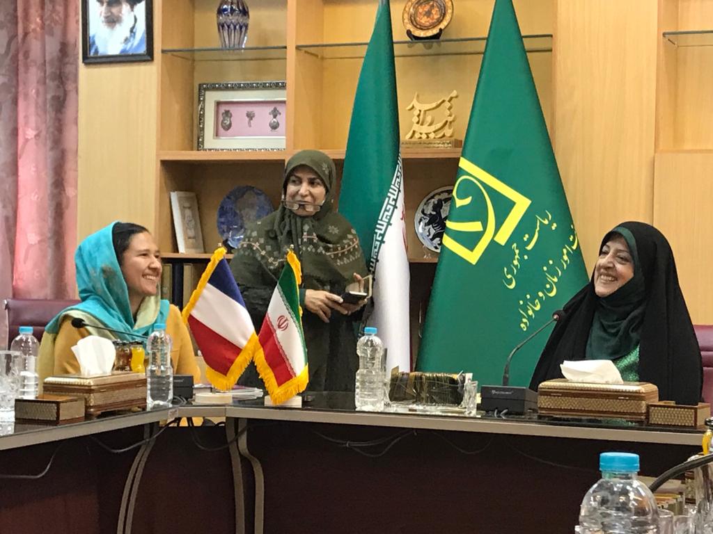 odelphine's tweet photo. [JOUR 2/IRAN] 
Rencontre avec Mme Massoumeh Ebtekar @ebtekarm, VP en charge des femmes et de la famille
➡️ quota de 35% des postes de ht fonctionnaire pour les 🚺
➡️ des attentes importantes sur l'âge légal du mariage, la lutte cte les violences faites aux 🚺
@FranceenIran #iran https://t.co/PHU2McUrS2