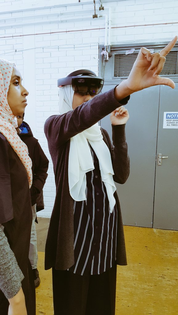 ElaysNetwork's tweet image. Today we had a fantastic Photogrammetry workshop @ElaysNetwork led by the amazing @SophieDixon1 &amp;amp; @AbiraHussein. We were shown how to digitise items &amp;amp; then used 3D glasses to see Somali nomadic artefacts through a Mixed Reality Experience! 

#nomadproject
#BlackHistoryMonth