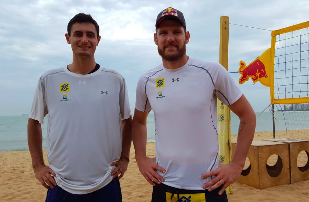 Últimos ajustes antes da etapa de Vila Velha. Vamos jogar aqui na Praia da Costa, na 'nossa casa', e contamos com o apoio e a torcida de todos vocês!
#concentração #duplacapixaba @bancodobrasil @underarmourbrasil @redbull @redbullbr @oakleybr @petrobras @cbvolei @timebrasil https://t.co/E7M6lfDSXd