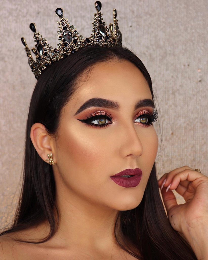 'A queen knows how to build an empire with the same stones that were thrown at her 👑' @islobodianik on IG❤ ________________ #makeupaddict #makeup #makeupartist #beauty #mua #glam #makeupjunkie #wakeupandmakeup #eyes #lashes #foundation #primer #lipstick