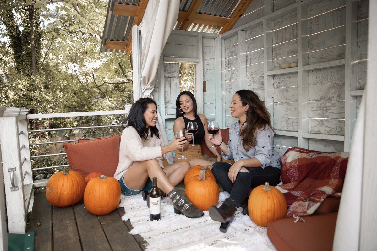 Alexandra_DITC's tweet photo. Having a #MerlotMe moment in a treehouse with @decoywine !🍷 #ad https://t.co/l83wKMgu9t🍷/ https://t.co/OKHOYA7puy