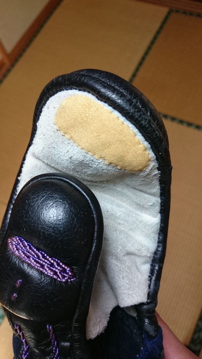 kokenchiai's tweet photo. 甲手の修理
革によっては手の内がすぐに伸びてしまいますが、このような修理も出来ます。
縫い目も揃って綺麗な仕上がり！ https://t.co/8E4UtPFo21