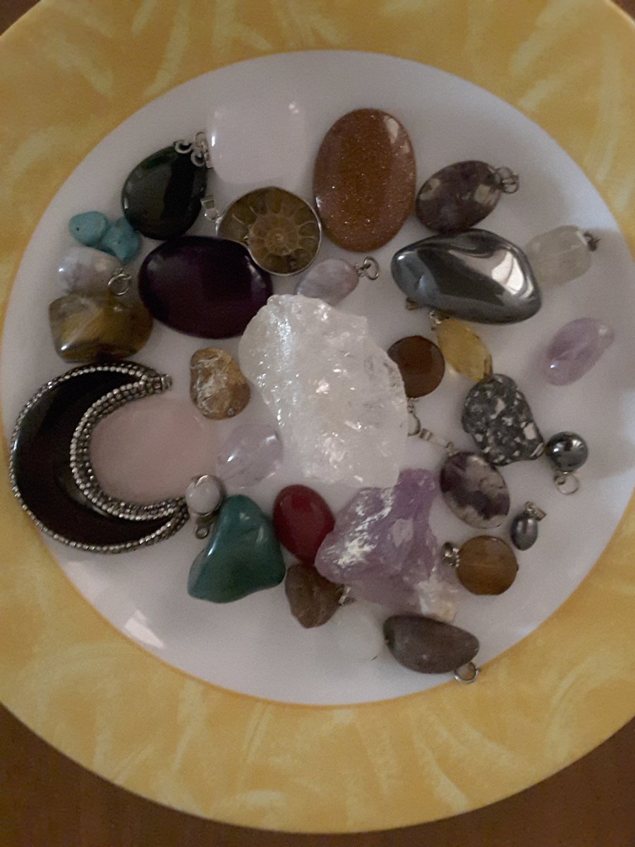 AliaKhelifi's tweet photo. I love looking a those beautiful gemstones #Gemstones #jade #eyeofthetiger #turquoise #goldenstone #amonite #christal #hematit #agath #emathist #jaspe 😇💙💚 https://t.co/AkUcutwwop