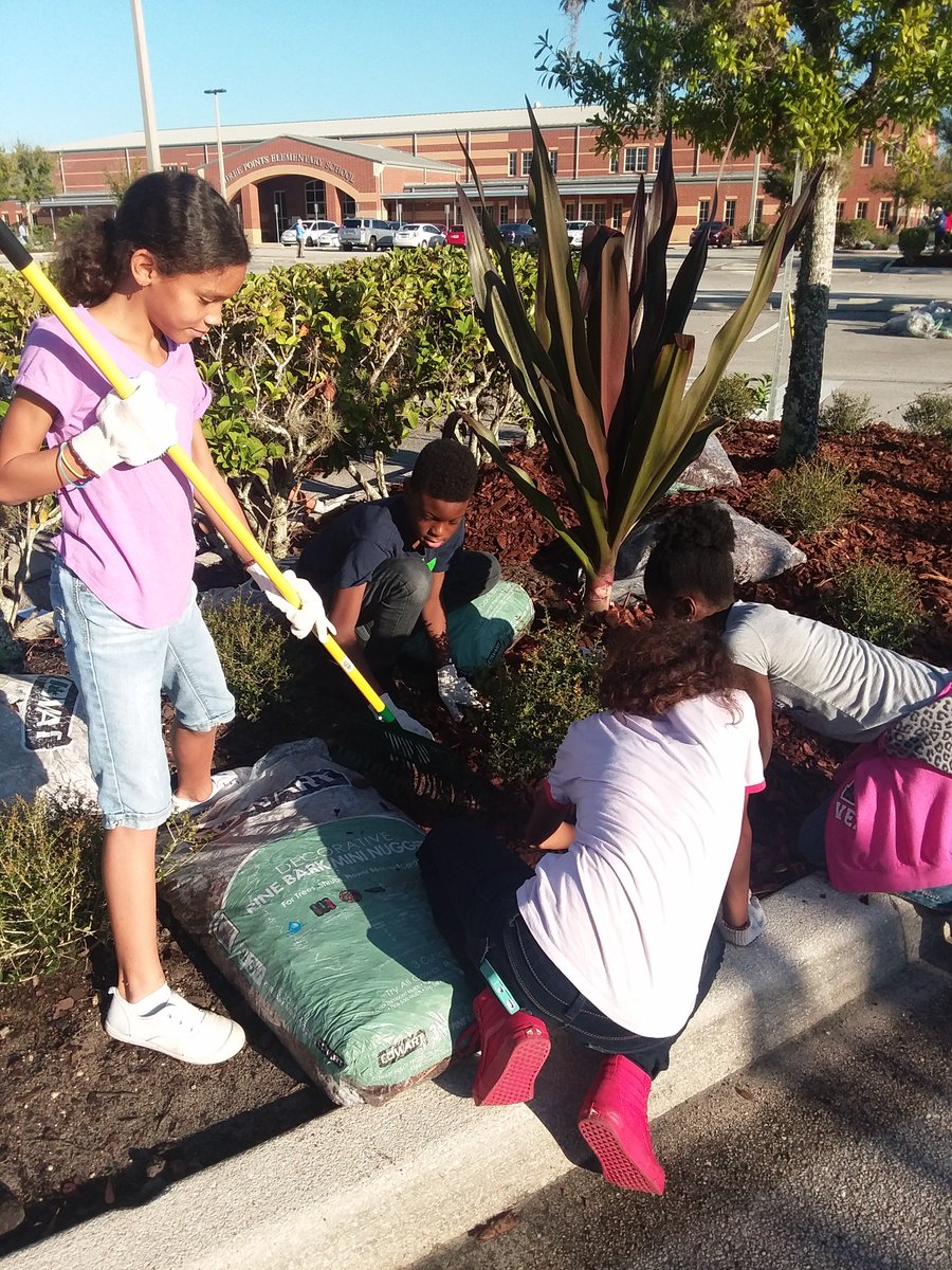 OCPSFacilities's tweet photo. Students came out in force to help give Three Points Elementary a landscaping face-lift this weekend as part of the district's #CurbAppeal efforts. Great job, everyone! #OCPSGrounds https://t.co/rCXTbmF0BO
