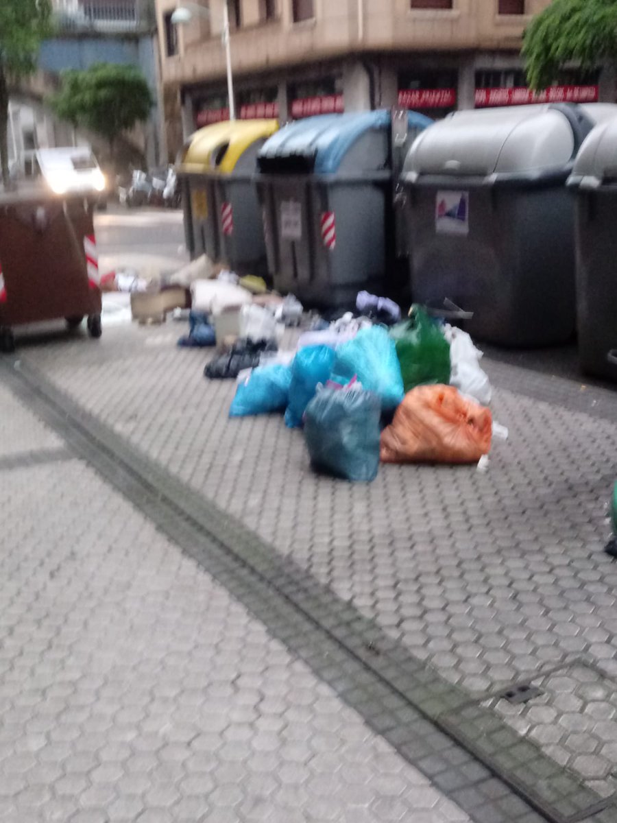 zikinbrillo's tweet photo. Gaur goizeko beste bi argazki, #Pasaia Antxoko Maiatzaren Lehena kalean. Otras dos fotos de Pasai #Antxo esta mañana, en Maiatzaren Lehena. Milesker Izaskun argazkiengatik #nazka #lotsa Larunbatean denok Donostiara!!! #errausketarikez #erraustegirikez https://t.co/WiqFWAjiAq