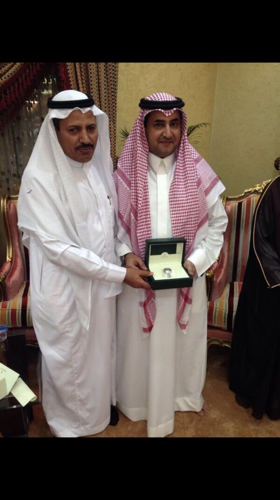 F_D1416's tweet photo. صورة تذكارية لتكريم الدكتور  سعد مانع القحطاني رئيس قسم فريق الاستجابة السريعة للحالات الحرجة وأحد مؤسسي الفريق بمدينة الملك عبد العزيز الطبية واستشاري طب العناية المركزة ، في نجاح عمليته لوالدة الأستاذ / حسن بن معجب الحويزي ، فخور بك ي عم والله يعطيك العافية 💐 https://t.co/UC4CyBCIks