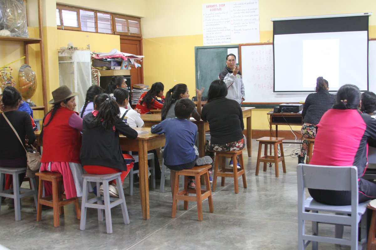 DraApurimac's tweet photo. Enseñan a estudiantes y madres de familia de la https://t.co/tic5bsYo9K. "Micaela Bastidas Puyucahua, #Tamburco sobre importancia de biohuertos.
#DRAApurímac #Abancay #Apurímac https://t.co/Ge40kB53dS