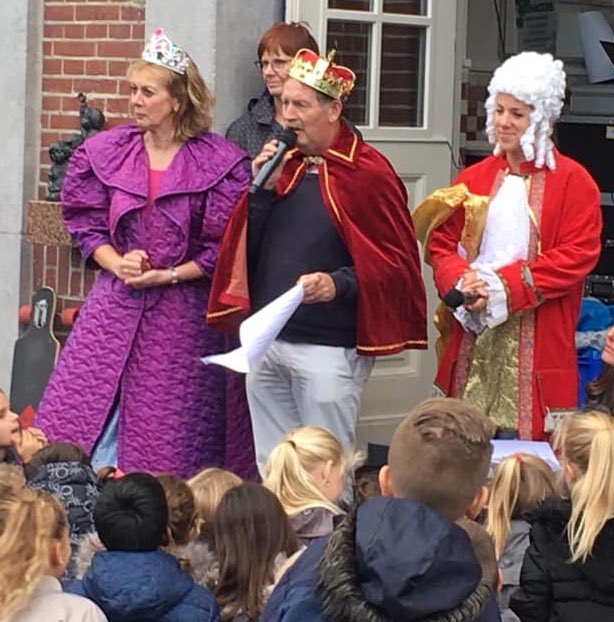 Vandaag openden we het nieuwe #kernconcept ‘Macht en Regels’. De koning en de koningin kwamen op bezoek en gaven de opdracht om een kinderraad te formeren. Dat gaat de komende weken gebeuren!