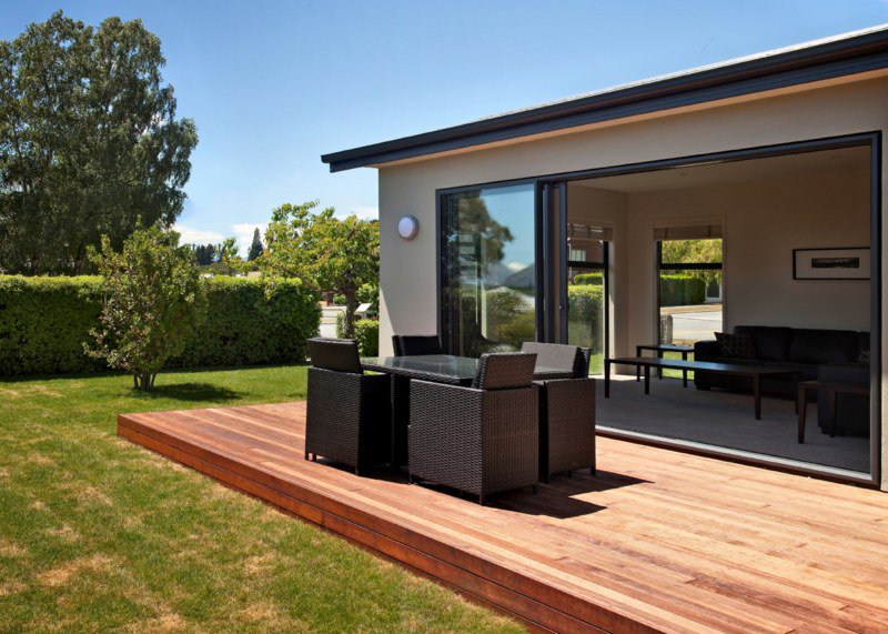 WanakaSelection's tweet photo. Dragonfly Cottage - a luxurious holiday house with a large, open plan living area, contemporary kitchen, 3 bedrooms, 2 bathrooms and impressive outdoor decking. Just 2 minutes' walk away from the lake, and a short 5 minutes to the centre of town. https://t.co/5SYh0j4IOL