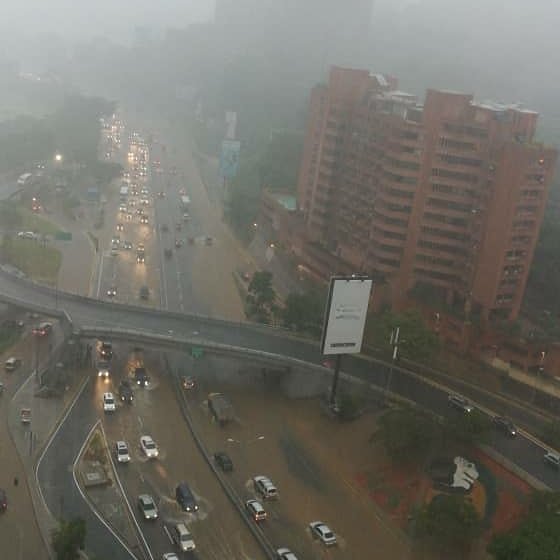 EfectoCocuyo's tweet photo. De este a oeste. Las fuertes lluvias causan estragos en Caracas este lunes, 22 de octubre, dejando avenidas, calles y distribuidores bajo el agua.
#Fotos: Cortesía https://t.co/4BdVz7HpDI