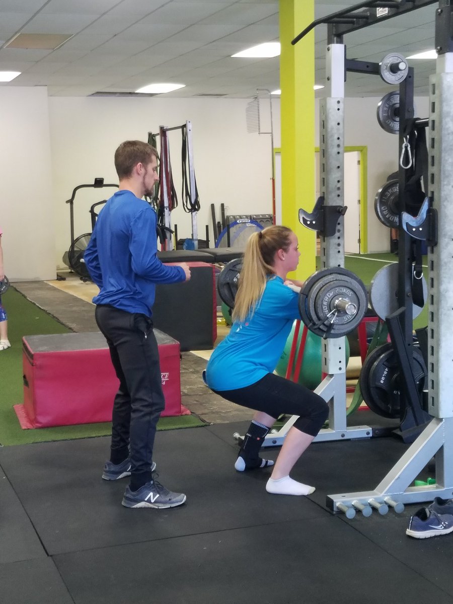 DisneyHPMomNerd's tweet image. Vi @VAUNITYLINDER working hard at the shortbar front squat 125 lbs @ALysyStrength @rvaathletes1!!! #pitcherstrong #unitystrong