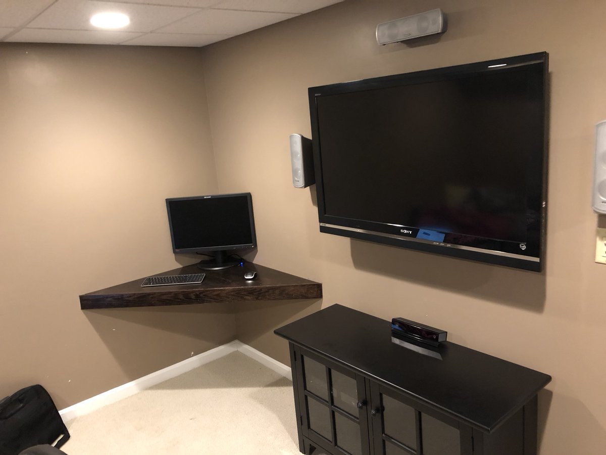 R0bz0r's tweet image. Built a new desk to reclaim space in my basement for other fun activities! #handyman #desk #customdesk #computerdesk #homemade #triforce #woodworking