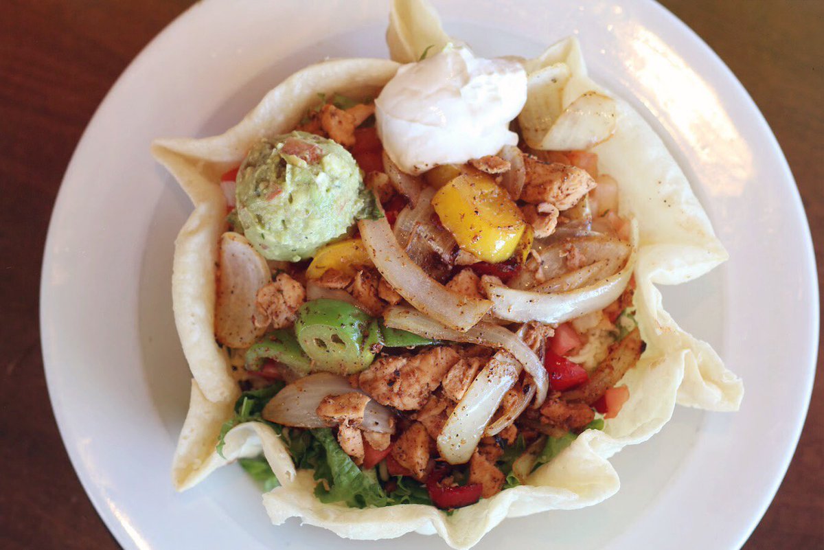 Whoever said salads are boring, clearly has never had our Fajita Chicken Taco Salad 🥗 filled with so many delicious ingredients, you wouldn’t even know it was a salad! 😋