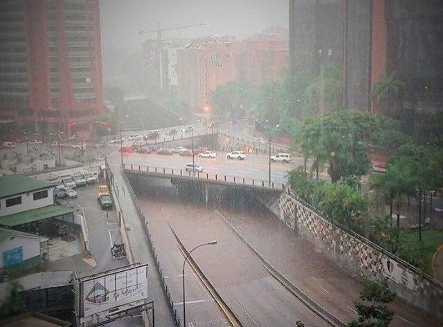 ReporteYa's tweet image. #22Oct La capital de un país petrolero colapsada por la falta de mantenimiento de las vías y sus drenajes.
A tal magnitud nos ha llevado la ineficiencia de este régimen.
#Caracas colapsada por la fuerte #lluvia.  - @jguaido