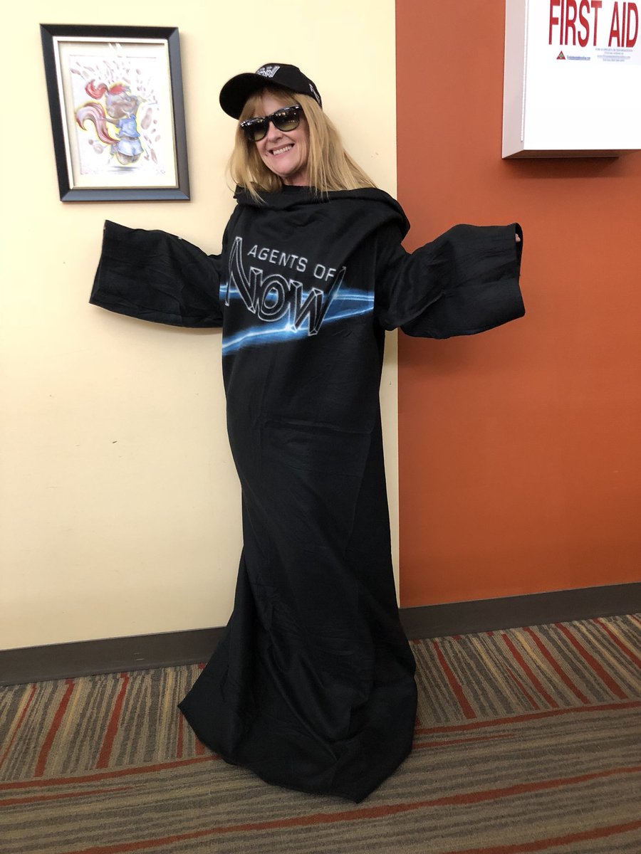 Sonya_T_Harris's tweet photo. My #AgentsOfNow won a Snuggie, hat and sunglasses for me! I’m so excited. Thanks Squirrels!! @PuebloHotChilis @loo_lewis https://t.co/M1cSiruc4G