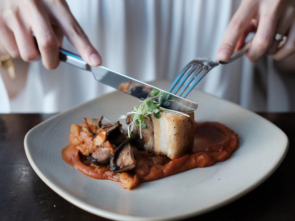 .<a href="/CarletonFarms/">Carleton Farms</a> makes some top notch pork belly. We simply add soy carrot puree, spicy cabbage, pickled shiitake, and asian greens.
🍴 spr.ly/6015D2F7P
📷 @momoshares