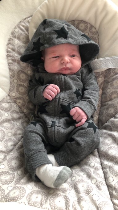 👩🏻‍🦰🤱🏻Sami👩‍👦👩‍🔧 - Grumpy monkey ❤️😍 #5DaysOld https://t.co/RPj5C5Li5b