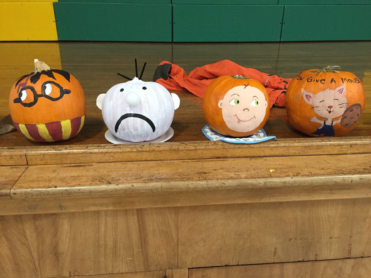 MNLockett's tweet photo. Literacy o’lanterns! Thanks @GustafsonBrad for a fun fall idea to build a culture of literacy! #lesltps #lesreads https://t.co/bzoJNHPvqr