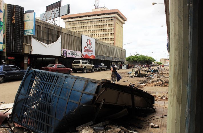 willy_casanova's tweet photo. Derribados los tarantines que bordeaban el centro comercial Caribe Zulia. Los trabajos en torno al plan de reordenamiento y recuperación del casco central, en un sólo gobierno, continúan con el firme propósito de devolverle el centro de la ciudad a los maracaiberos y maracaiberas https://t.co/wV7y4t1DLG