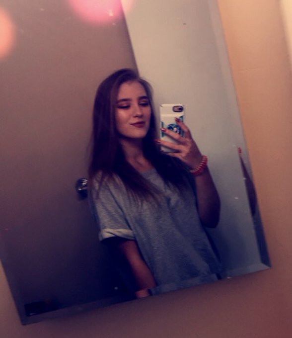 Just a little bathroom selfie! 💕 😘 https://t.co/HhGXDNzr3u