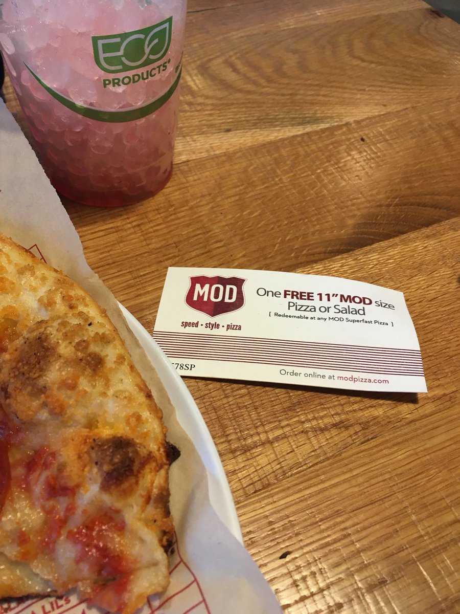 jpatt_03's tweet photo. Wife’s pizza turned over in the oven @MODPizza. Not only did they come to the table to get her order again, but gave us a free pizza next time. Excellent service! #modness https://t.co/JHfXeJZhYk