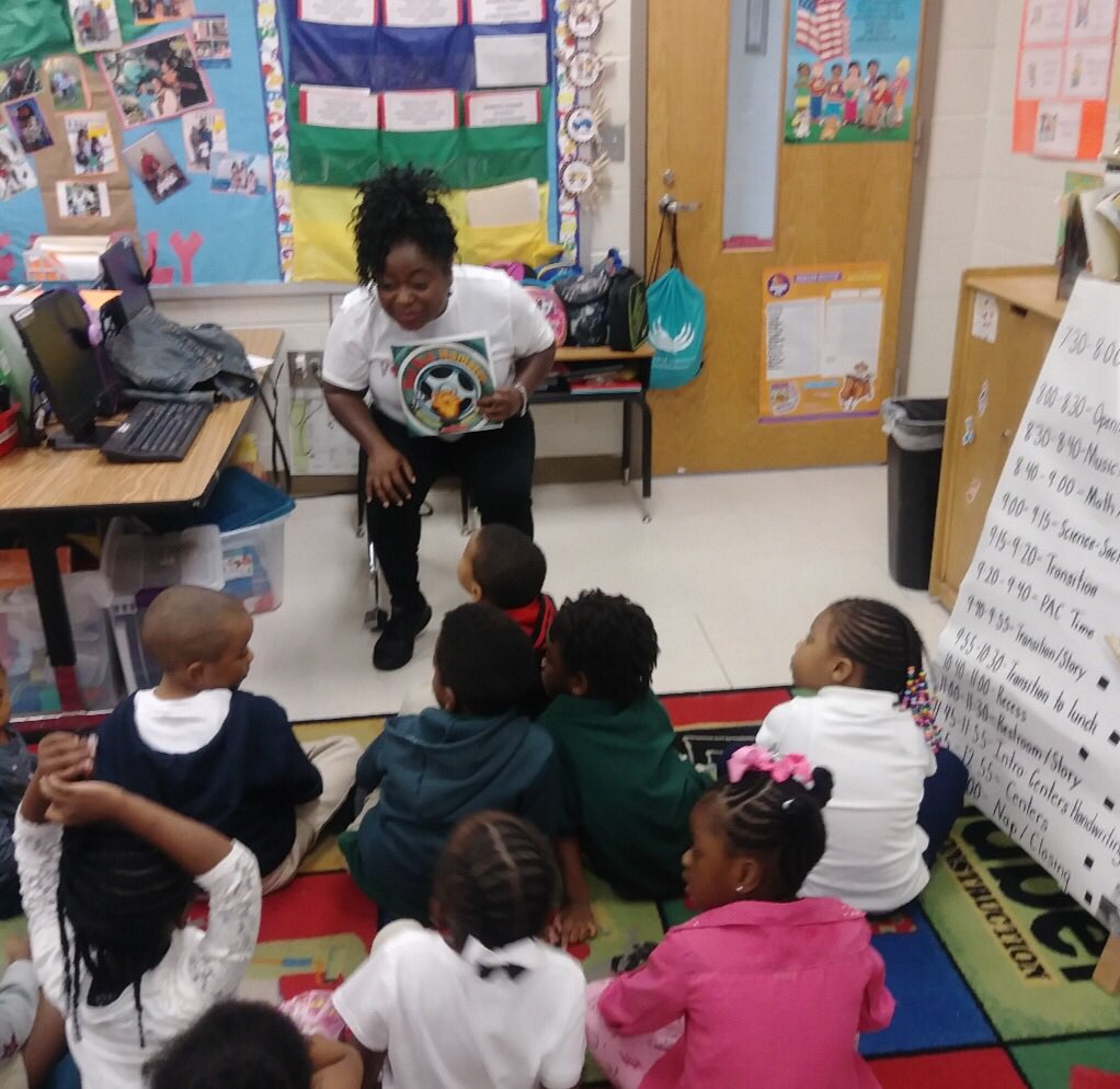 PrincpalCPEvans's tweet photo. ✔️out @jlatlanta volunteers engaging our 👧🏽👦🏻w/📚🤗. Thank you for your time & talents‼️ #jlaserves @JLA_President #NoLimit2019 @APSPartner https://t.co/X9wtJ1XJHN