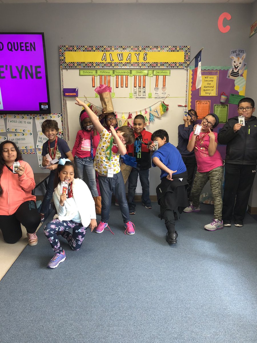 tuckertotsin106's tweet image. First nine weeks awards ceremony! Soooo proud of these little llamas! 🏅#llamasdoingwork #llamamathadventures #henriehawks