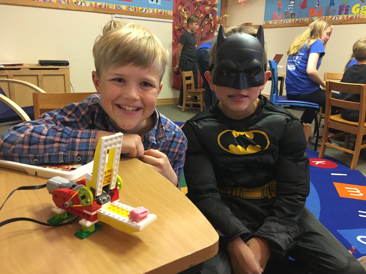 4525robotics's tweet image. We had a great time in Dutton tonight making gum-chewing alligator @LEGO_Group robots and @Ozobot trick or treaters! #Halloween #ruralrobotics #creativekids