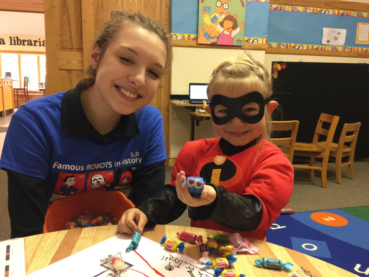 4525robotics's tweet image. We had a great time in Dutton tonight making gum-chewing alligator @LEGO_Group robots and @Ozobot trick or treaters! #Halloween #ruralrobotics #creativekids