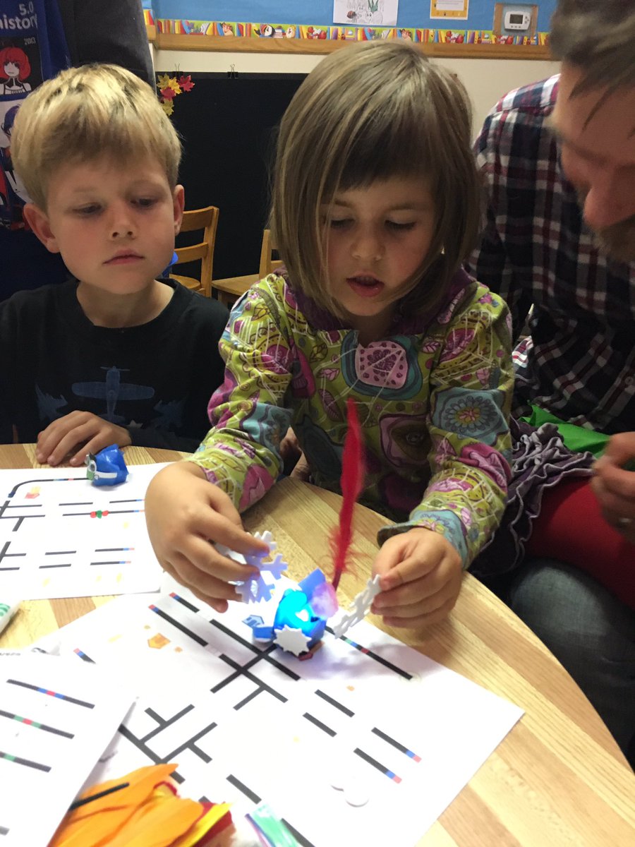 4525robotics's tweet image. We had a great time in Dutton tonight making gum-chewing alligator @LEGO_Group robots and @Ozobot trick or treaters! #Halloween #ruralrobotics #creativekids