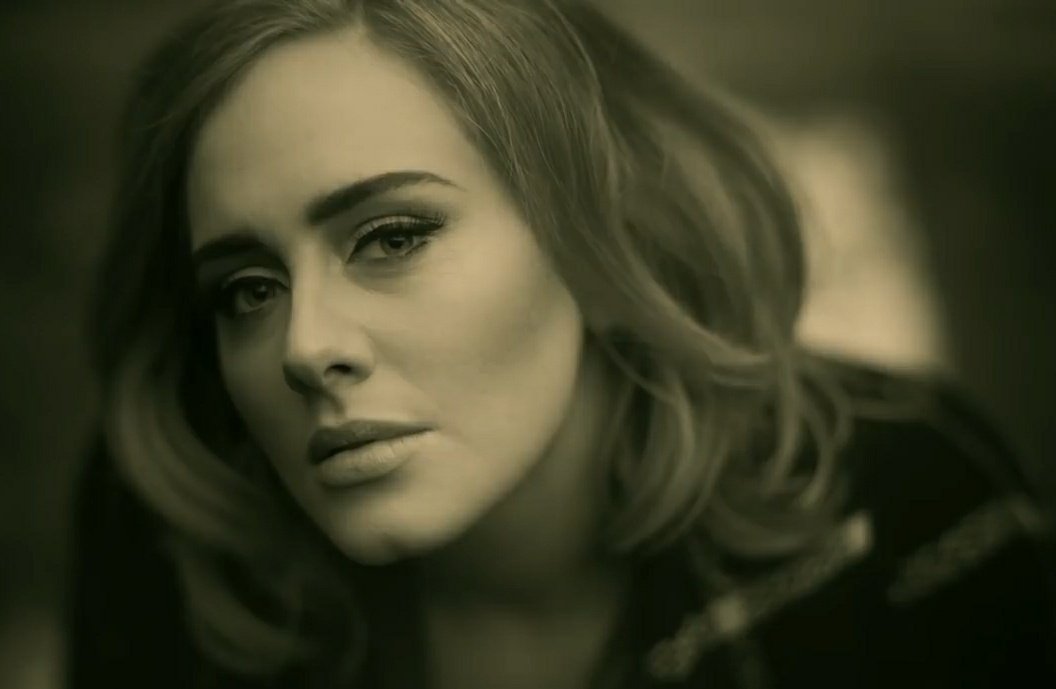 adeletheonee's tweet image. UN DÍA COMO HOY, PERO 3 AÑOS ATRAS, ADELE LANZABA ♡HELLO♡