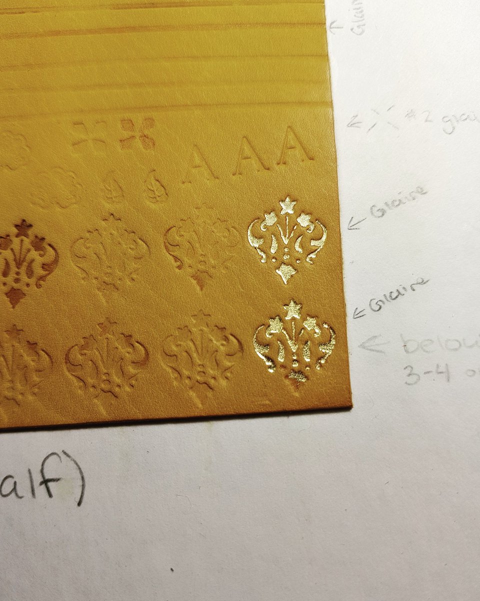 ariellesbindery's tweet photo. Today in class we moved on to gold! π So much to learn, and get better at. Excited to keep working at it next weekend. #gold #finishing #cbbag https://t.co/nWplzuIUf4