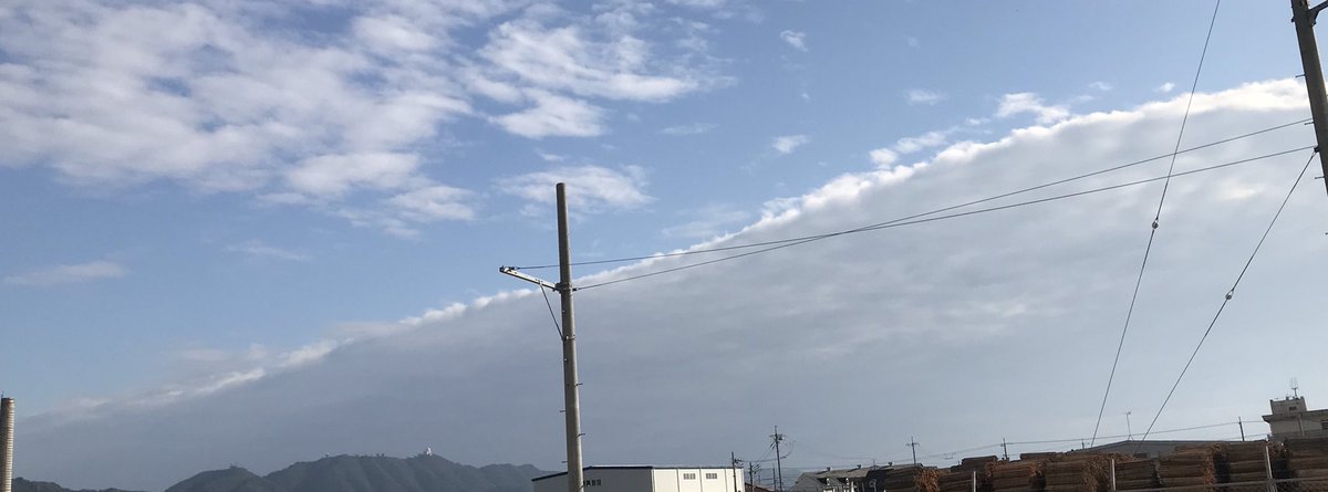 777_customRS's tweet photo. これって地震雲なのか https://t.co/XAcNz7DgwH